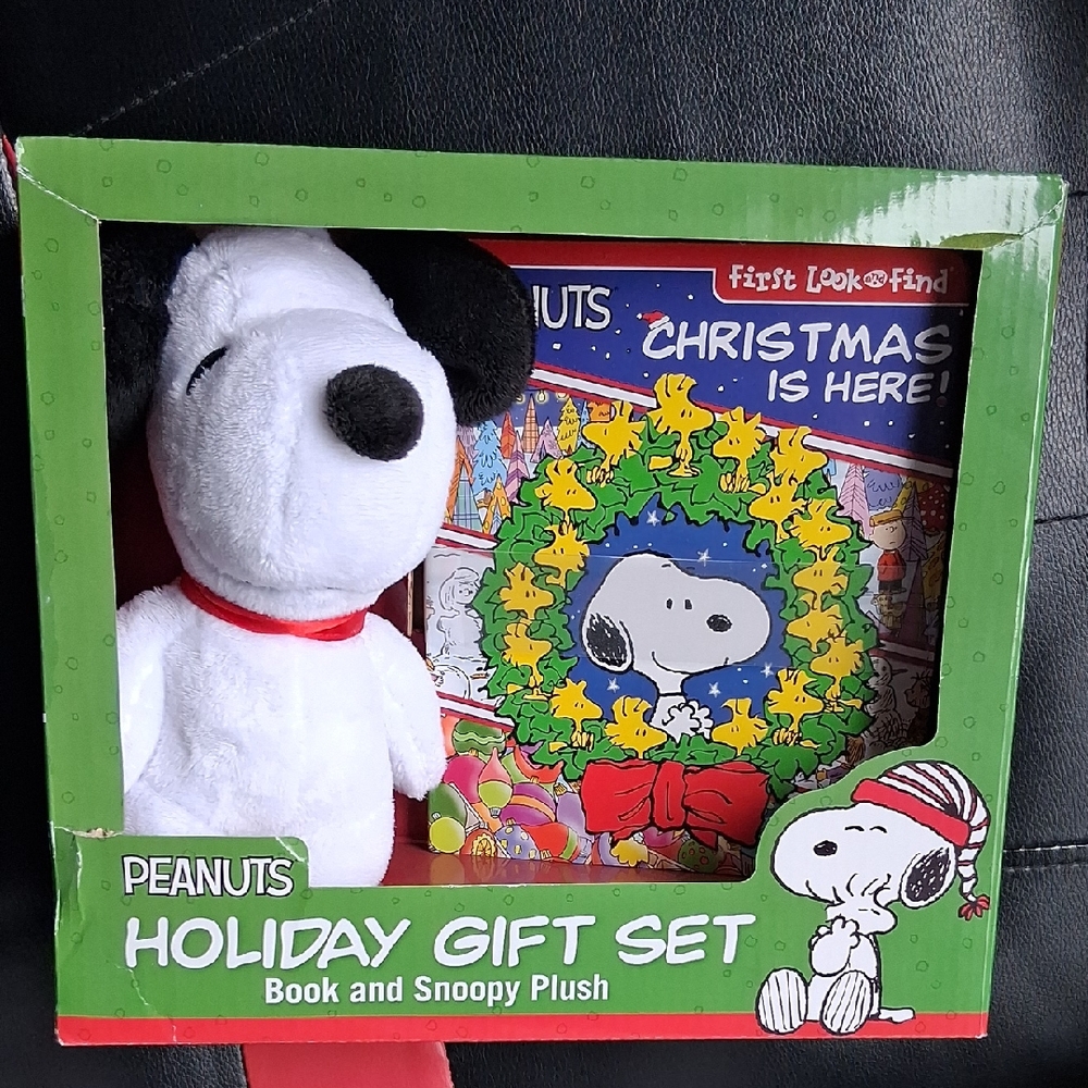 Peanuts NEW Christmas Holiday Gift Set with Snoopy Plush and Book